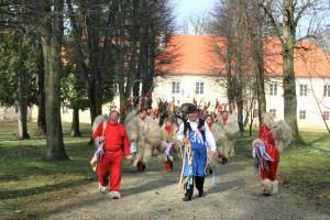 KURENTI NA POTI SKOZI PARK